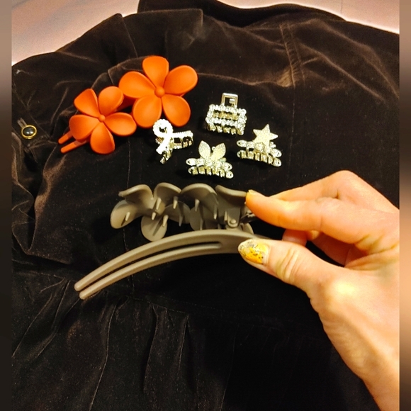 6 Pieces of hair accessories ( Never been used) Brand New 🥳💛🎉 - Picture 3 of 4